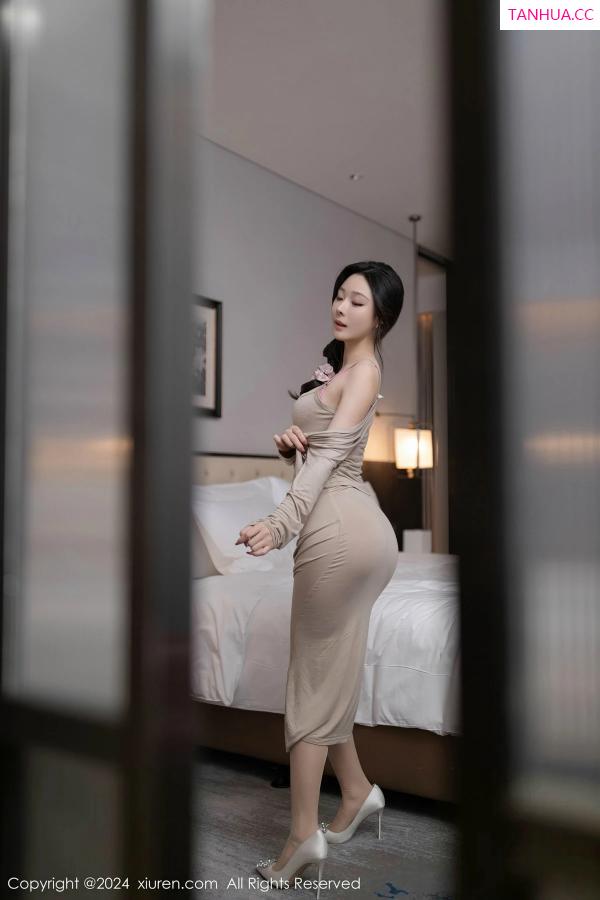 逗逗DouDou  [XiuRen]高清写真图 2024.04.18 No.8417 小逗逗 丝袜美腿第15张图片